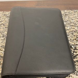 Day runner 3 ring binder black zip.